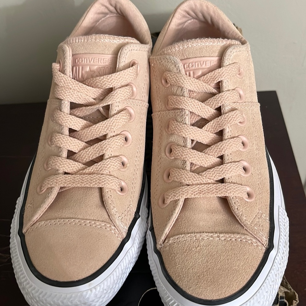 Converse suede low top pink sneakers